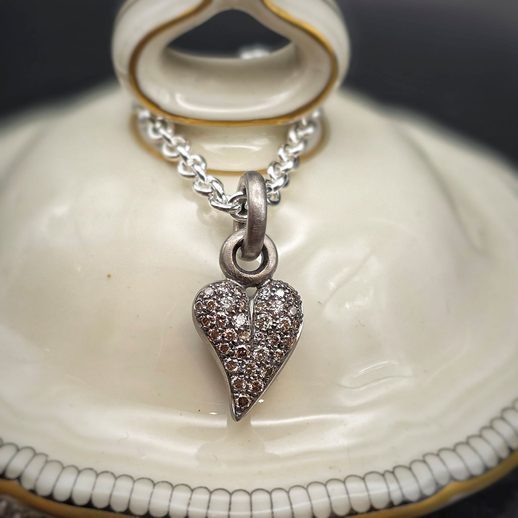 Herz-Anhänger in Weissgold mit champagnerfarbenen Brillanten