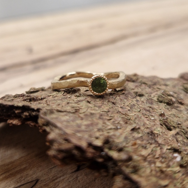 Ring in Gelbgold mit einem Tsavorith