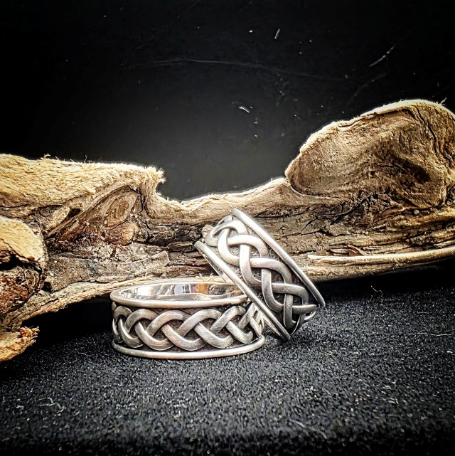 Trauringe in Silber mit Zopfmuster