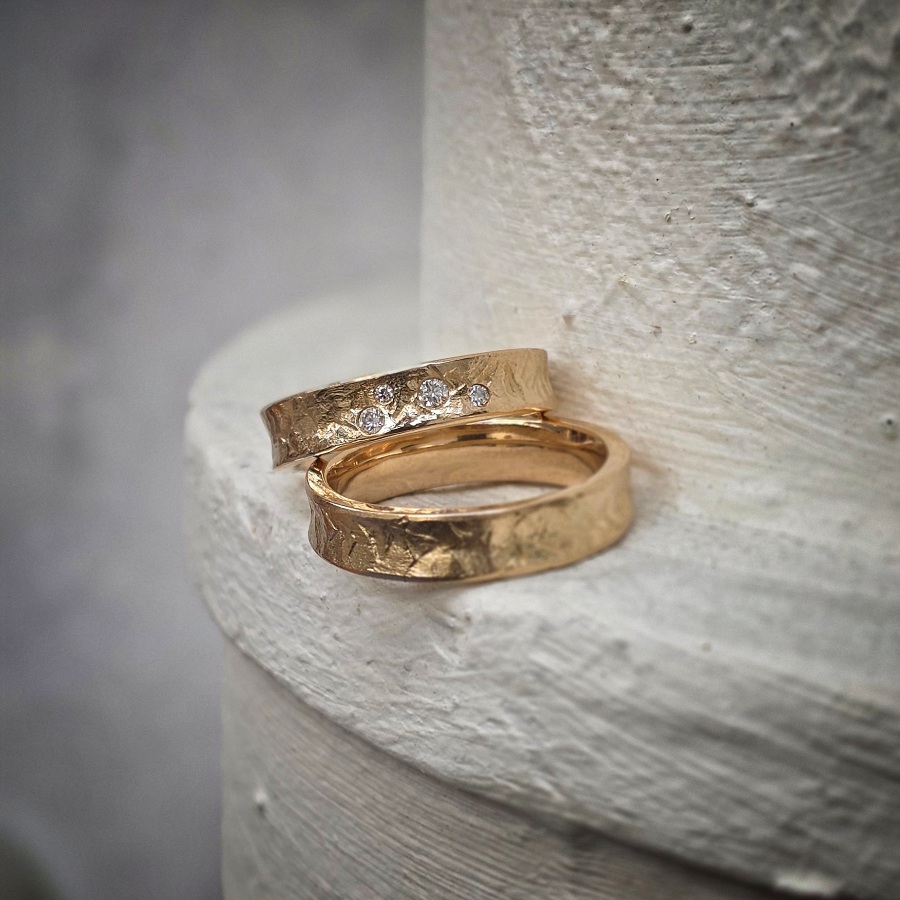 Trauringe in Roségold mit Brillanten