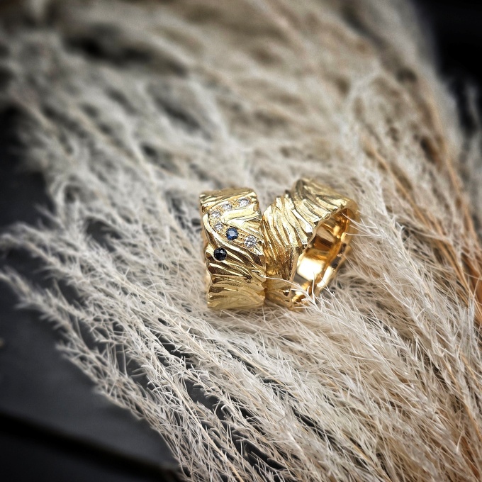 Trauringe aus Kundengold mit Brillanten und Saphiren