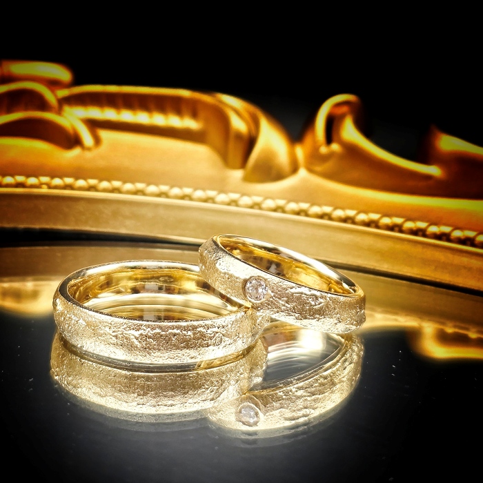 Sandguss-Trauringe aus Kundengold mit Brillant