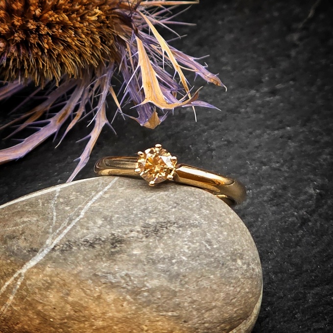 Verlobungsring in Roségold mit champagnerfarbenem Brillanten
