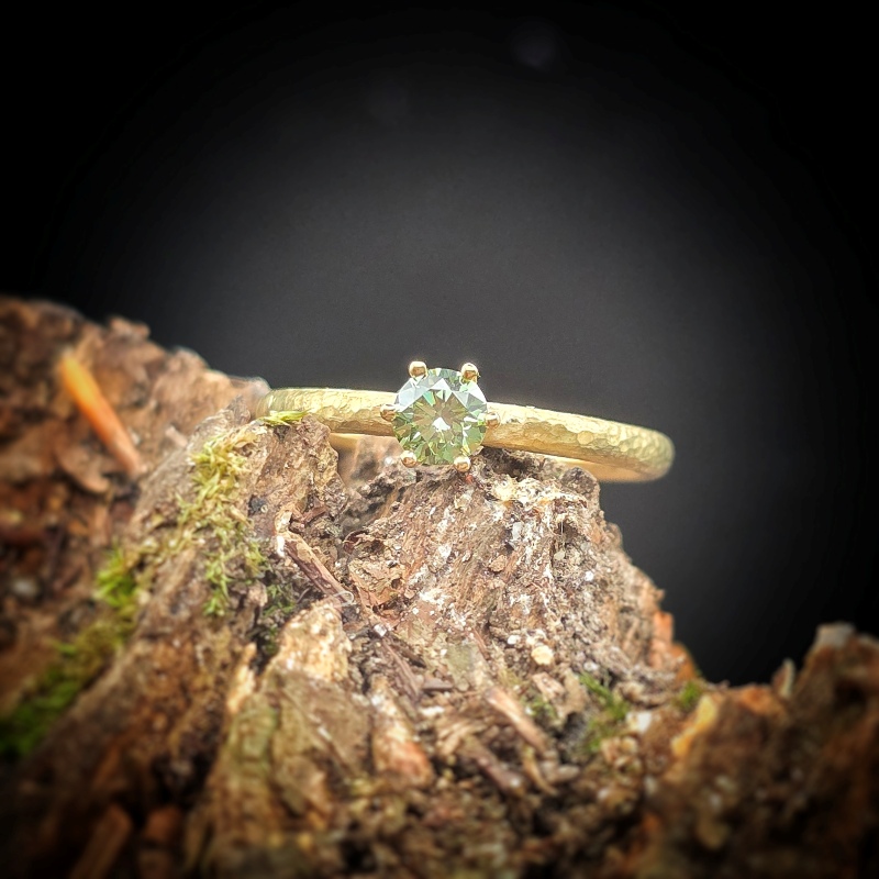Verlobungsring in Gelbgold mit grünem Brillanten