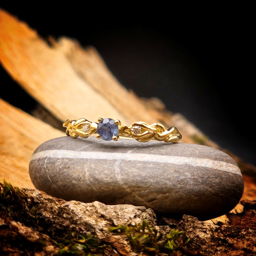 Verlobungsring in Gelbgold mit Saphir und Brillanten