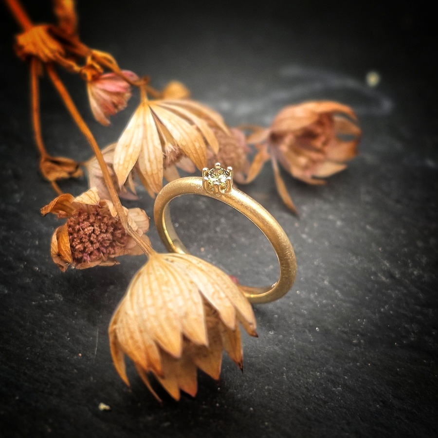 Verlobungsring in Gelbgold mit olivgrünem Brillanten