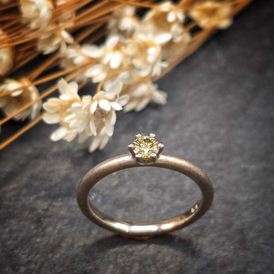 Verlobungsring in Weissgold mit olivfarbenem Brillanten
