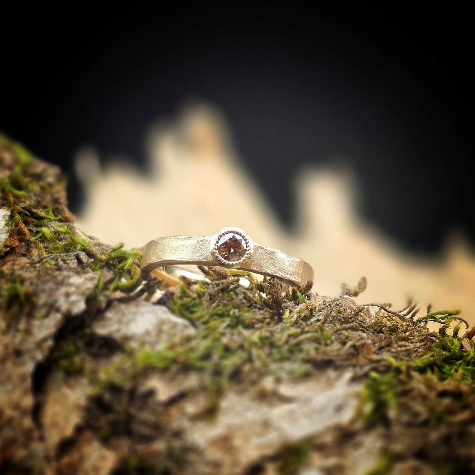 Verlobungsring Gelbgold mit champagnerfarbenem Brillant