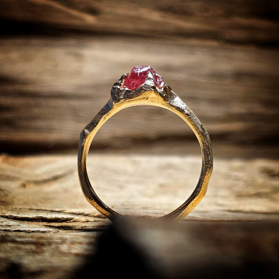 Verlobungsring Gelbgold mit Rohspinell
