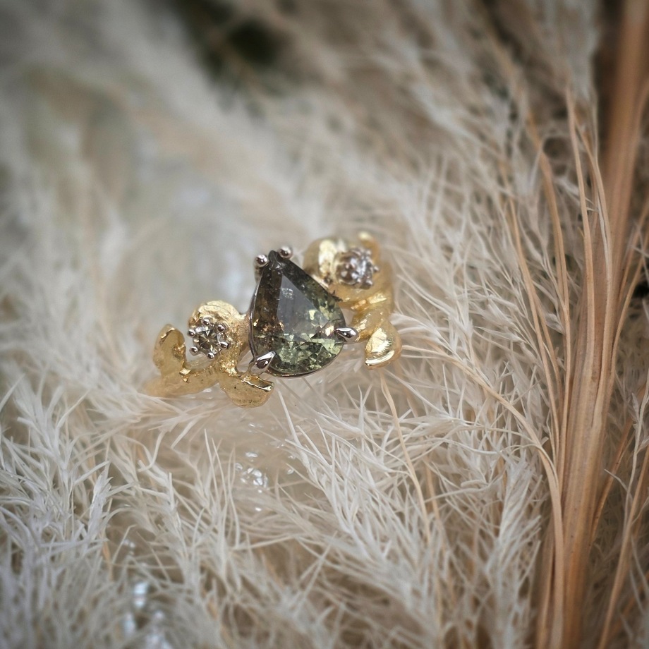 Verlobungsring Gelbgold mit grünem Saphir und Brillanten