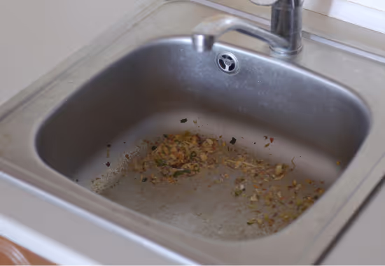 Verstopfter Küchenabfluss durch Fett und Speisereste.