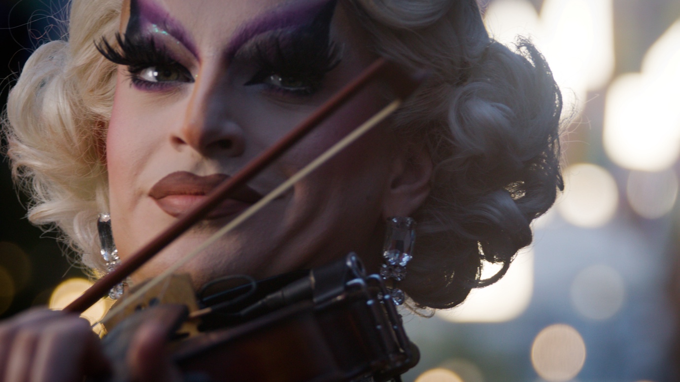 A person playing a violinAI-generated content may be incorrect.