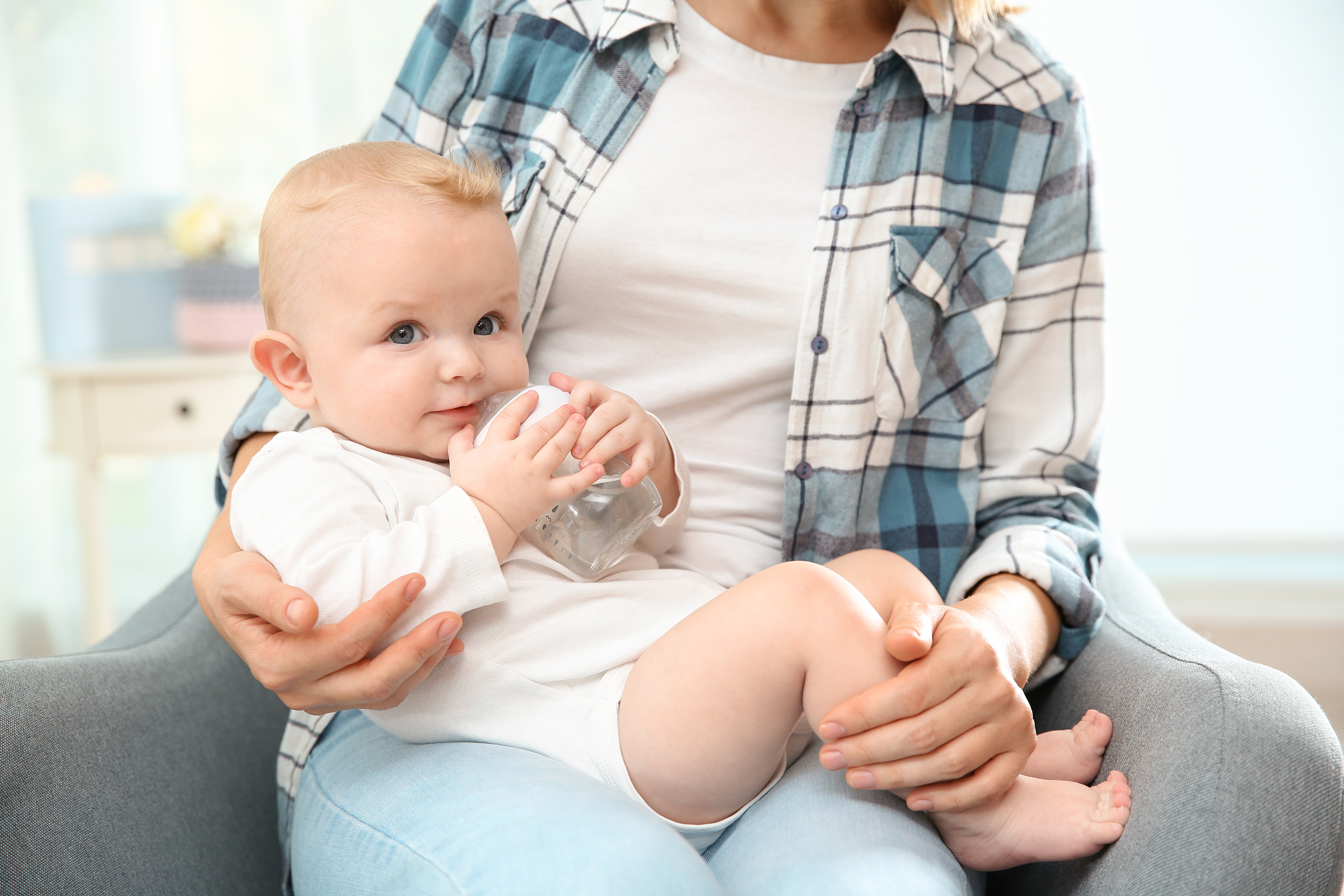 Baby holding its own bottle