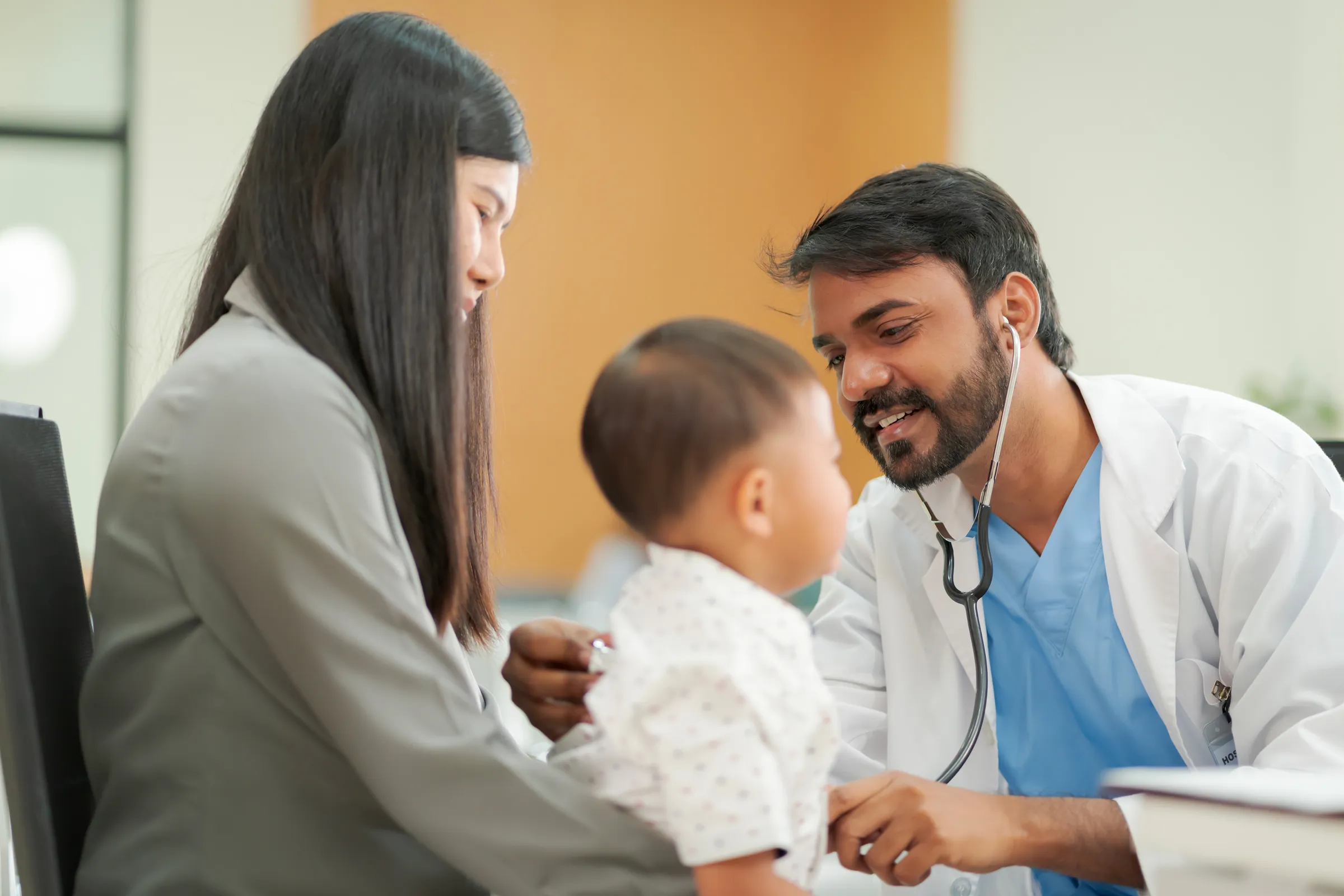 A peiatrician that examines a baby