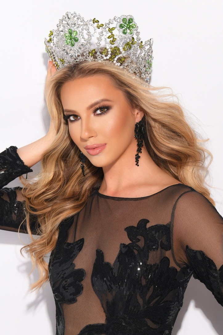 Gracie Pfaff as pageant titleholder