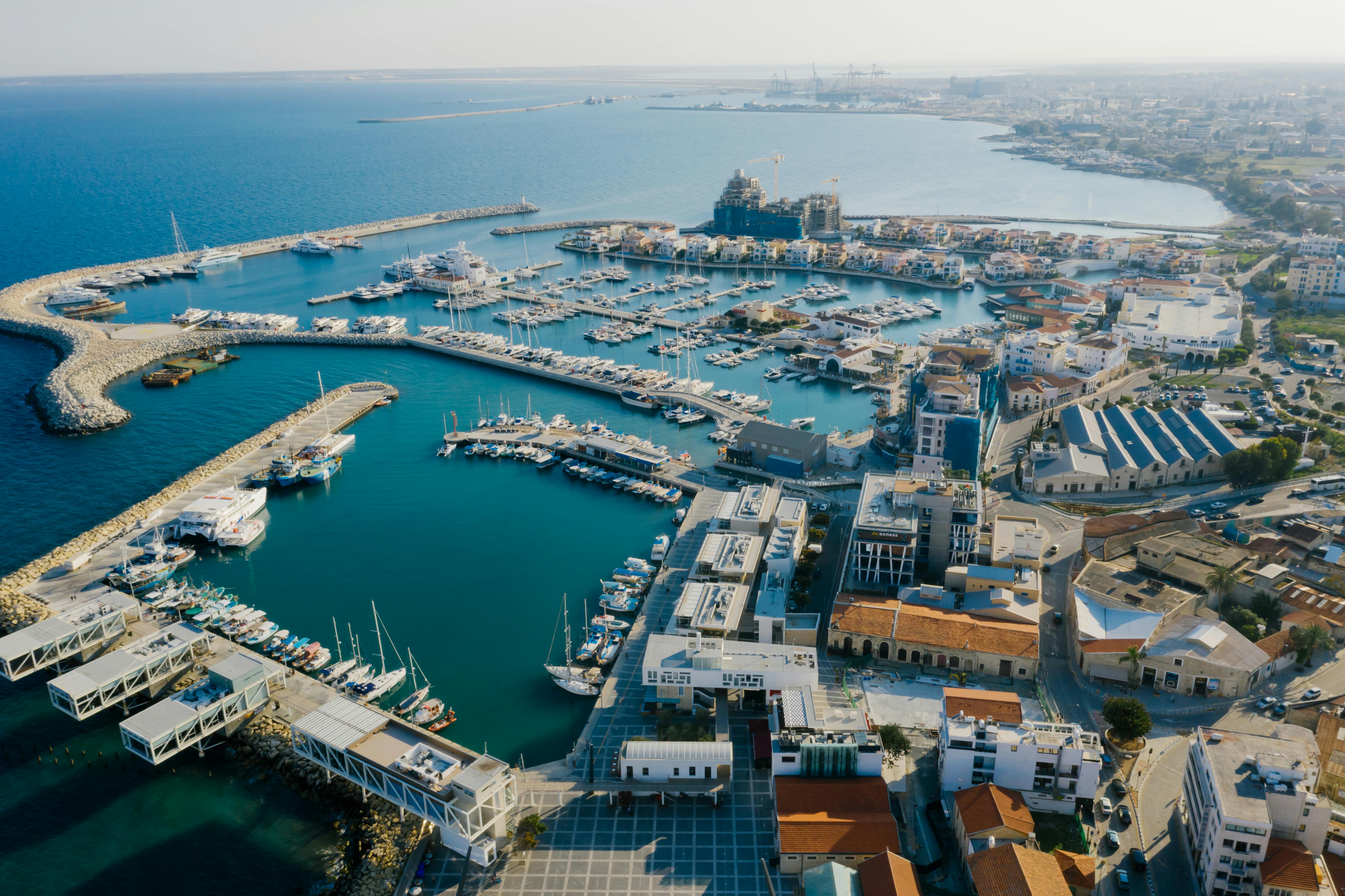 Blick auf den Hafen auf Zypern – beliebtes Ziel für Auswanderer und Expats mit internationaler Krankenversicherung