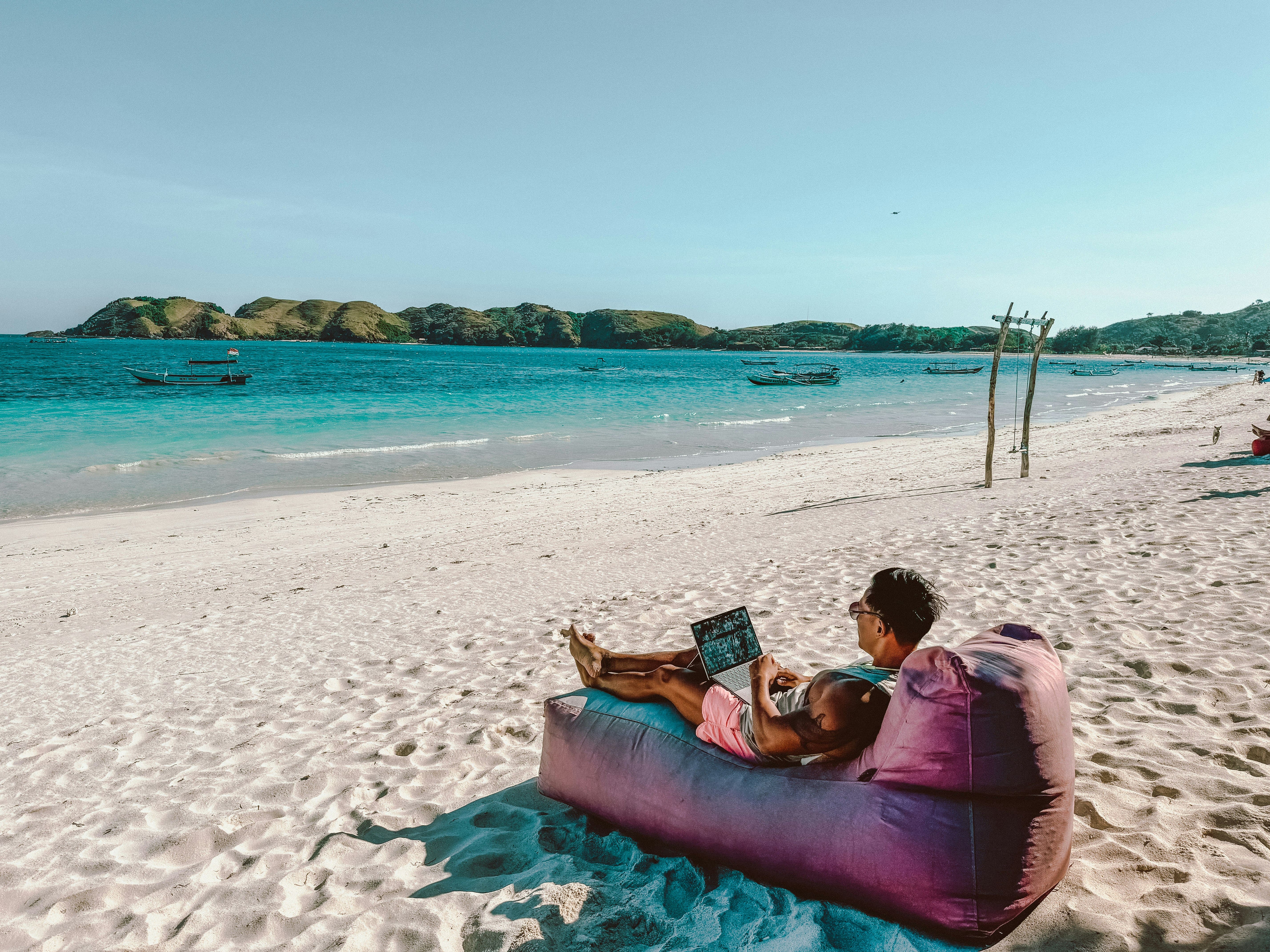 digitale Nomade arbeitet vom Strand aus
