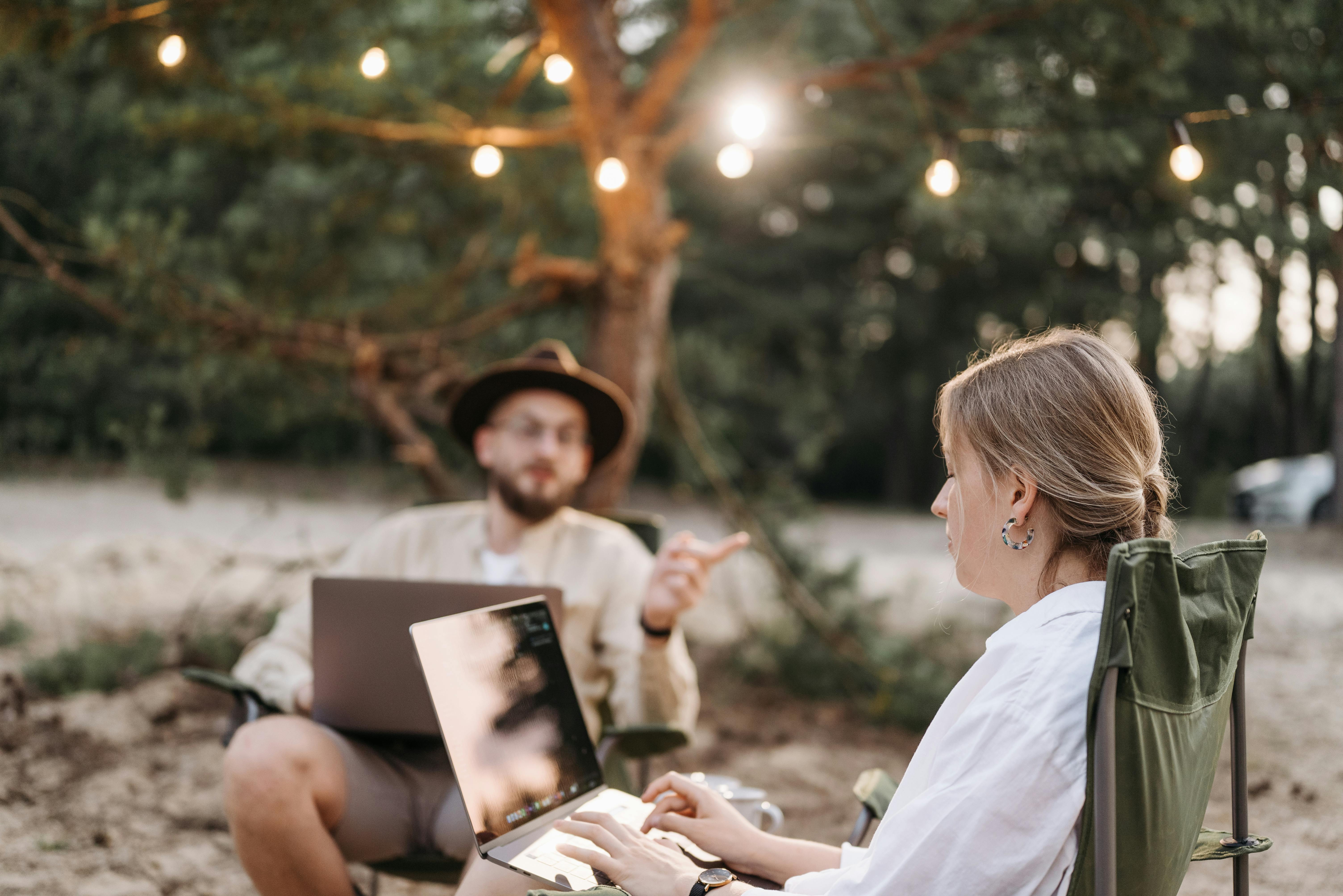 Digitaler Nomade arbeitet mit Laptop im Freien und plant seinen ortsunabhängigen Start