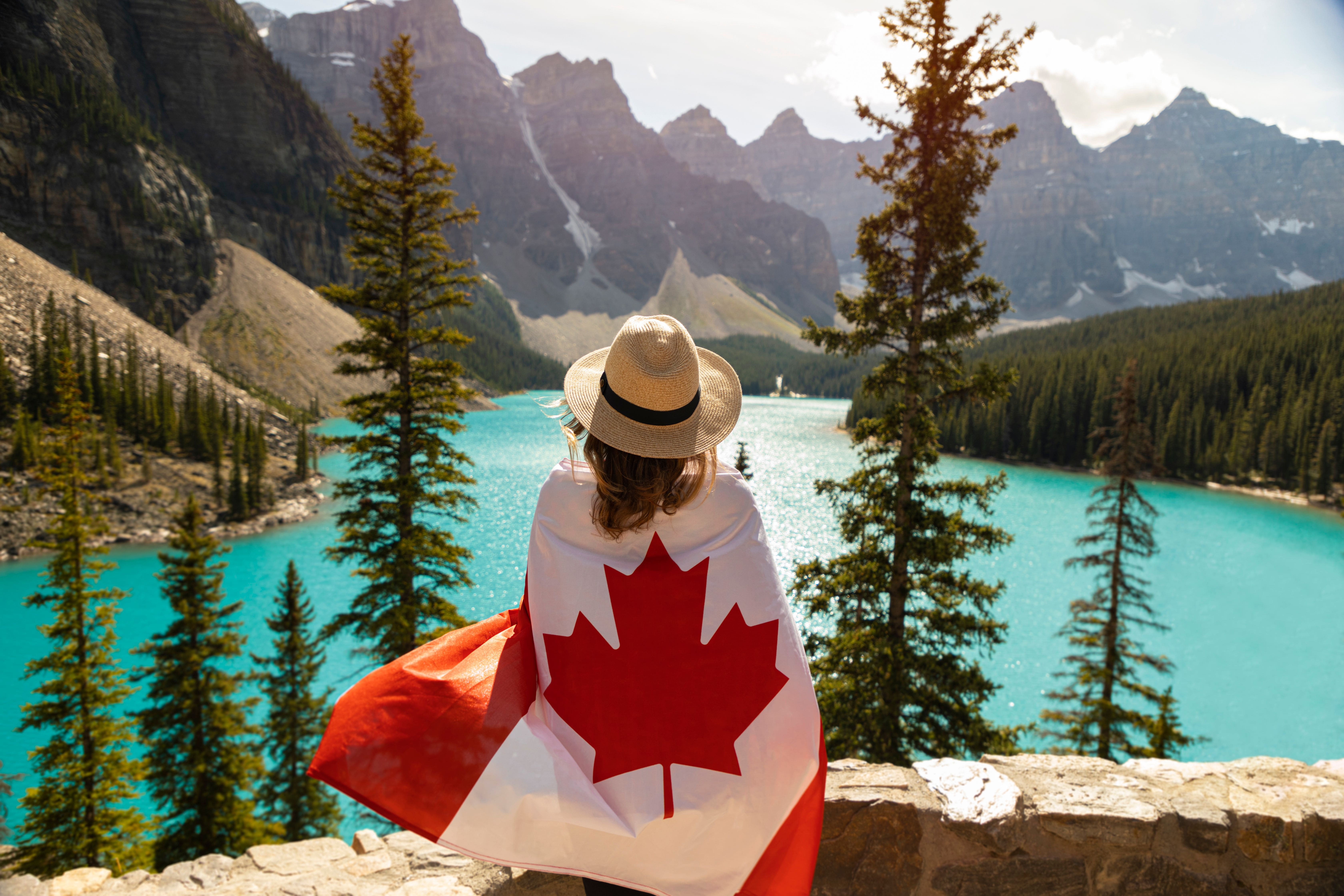 Frau sitzt in Kanada an einem See in der Natur.