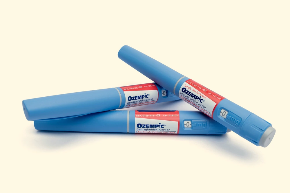 Drei Ozempic® Pens mit Semaglutid auf hellem Hintergrund, Symbolbild für das Medikament Ozempic®.