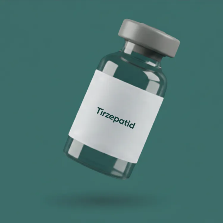 Medikamentenfläschchen mit der Aufschrift Tirzepatid vor grünem Hintergrund als Darstellung eines Wirkstoffs zur Behandlung von Adipositas.