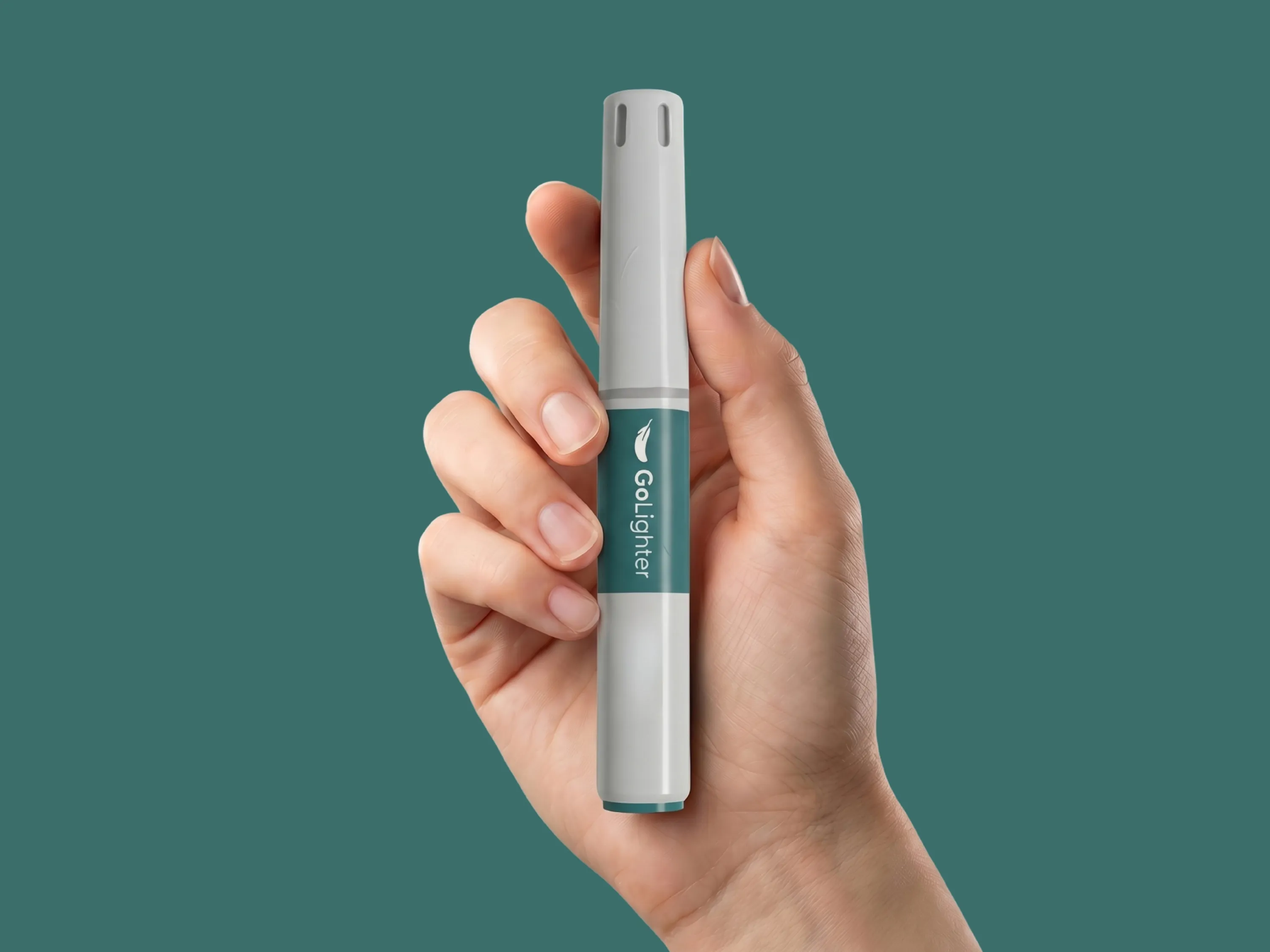 Hand hält einen Mounjaro®-Injektionspen zur Behandlung von Adipositas und Unterstützung der Gewichtsreduktion.