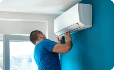 Mężczyzna montujący klimatyzator