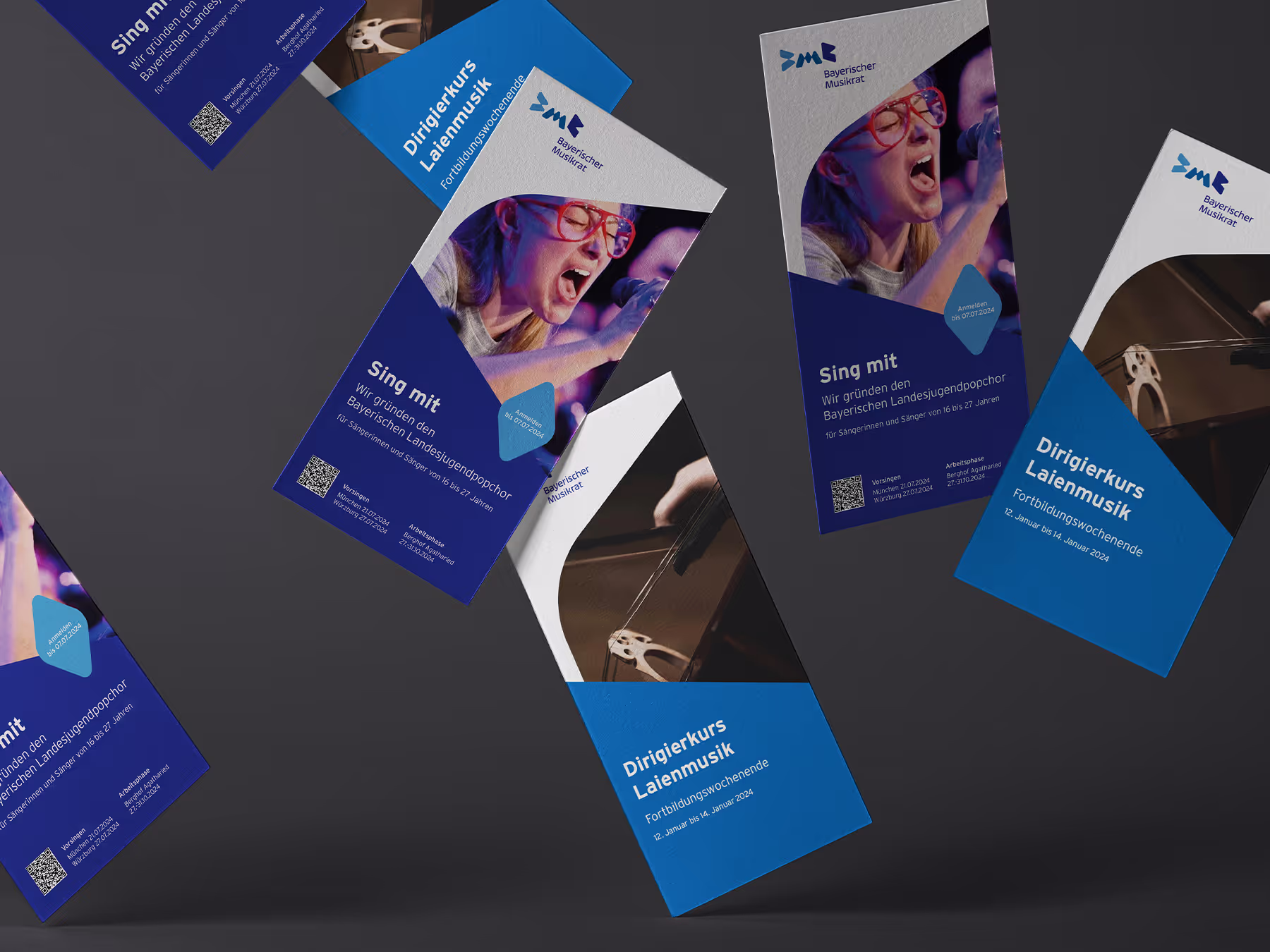 Auf dunklem Hintergrund schweben mehrere Werbeflyer mit Veranstaltungsdetails des „Bayerischen Musikrats“. Die Flyer haben ein modernes Design mit blauen und weißen Farbschemata und einer Mischung aus Bildern und Text. Auf einem gut sichtbaren Flyer ist eine junge Frau mit roter Brille zu sehen, die leidenschaftlich singt und für die Gründung des Bayerischen Jugendpopchores für Sänger im Alter von 16 bis 27 Jahren wirbt. Ein weiterer Flyer wirbt für einen Dirigierkurs für Amateurmusiker. Jeder Flyer enthält einen QR-Code für zusätzliche Informationen sowie das Logo der Organisation im oberen Bereich. Die Komposition vermittelt ein dynamisches Gefühl, als ob sich die Flyer mitten in der Luft befinden würden.