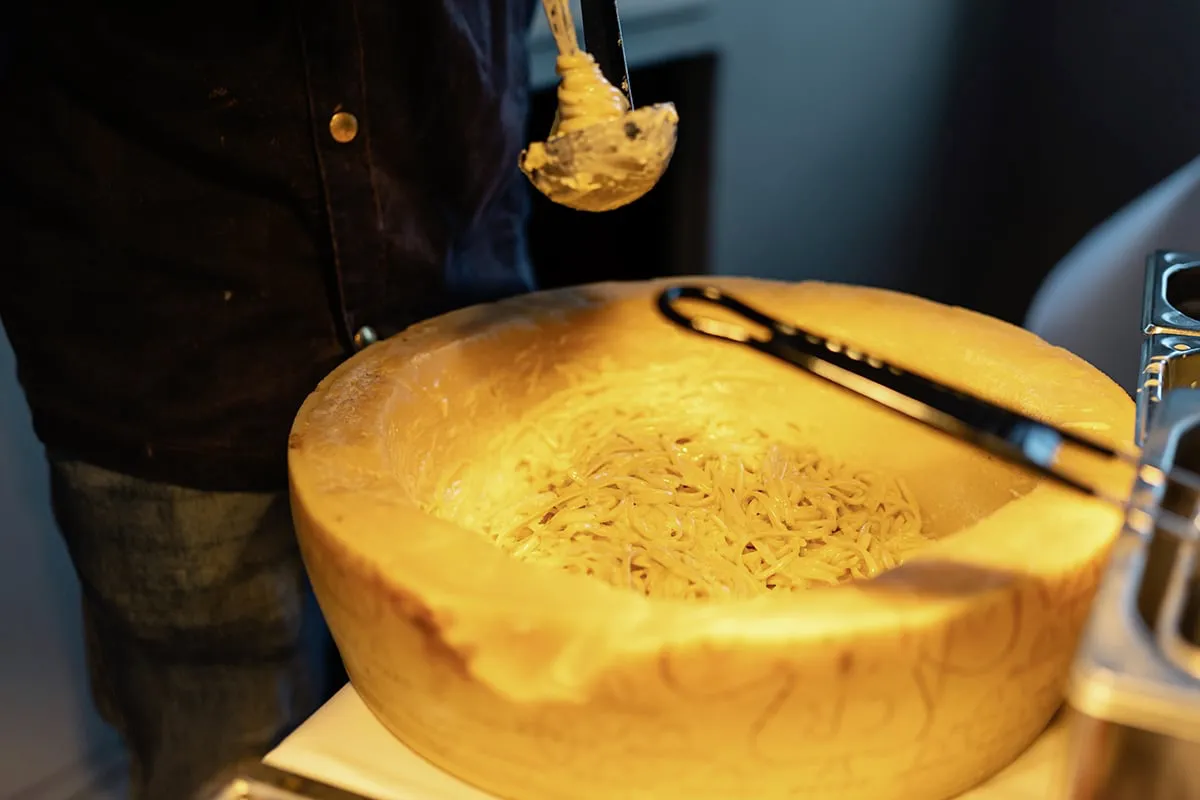 Spaghetti durch Parmesankäse gezogen