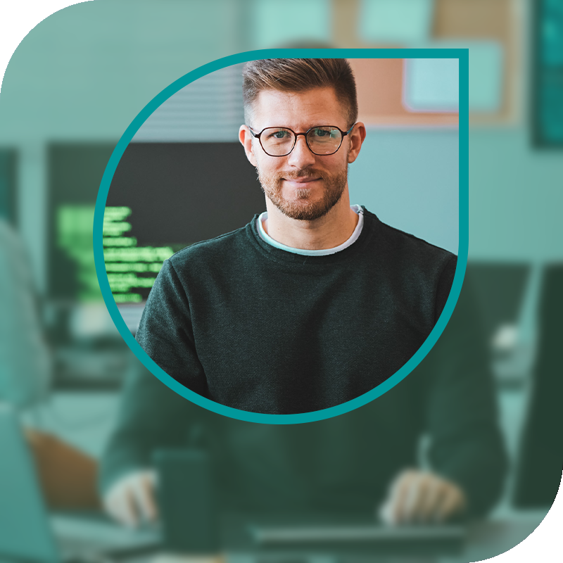 Lächelnde Frau hält einen Laptop fest