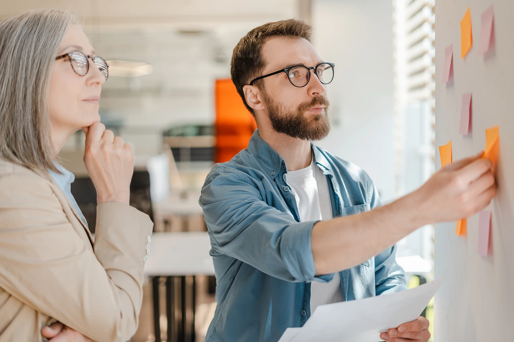 Lächelnde Frau hält einen Laptop fest