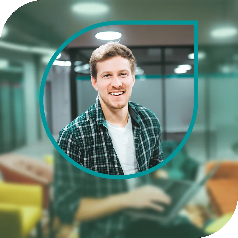 Lächelnde Frau hält einen Laptop fest