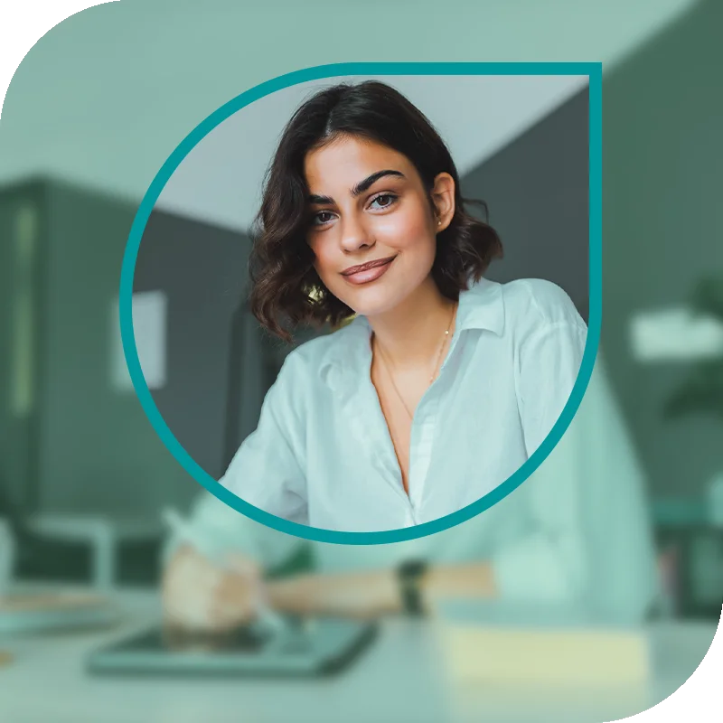 Lächelnde Frau hält einen Laptop fest