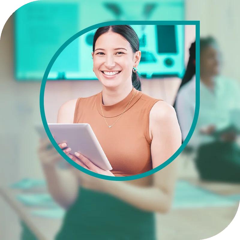 Lächelnde Frau hält einen Laptop fest