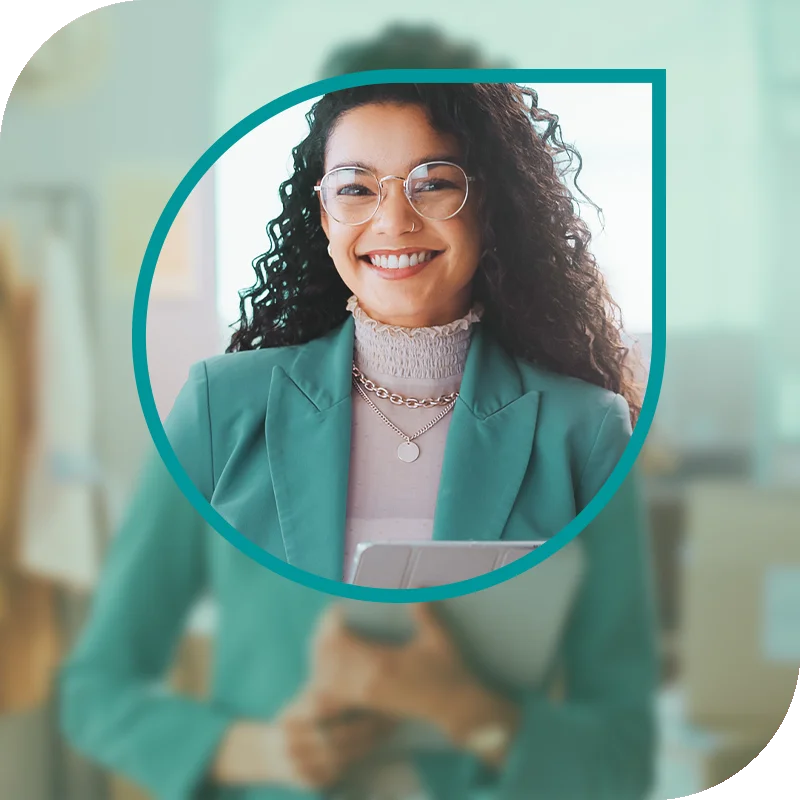 Lächelnde Frau hält einen Laptop fest