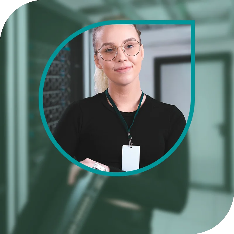 Lächelnde Frau hält einen Laptop fest