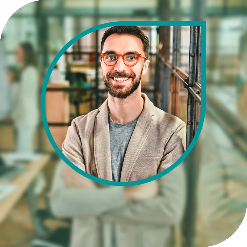 Lächelnde Frau hält einen Laptop fest