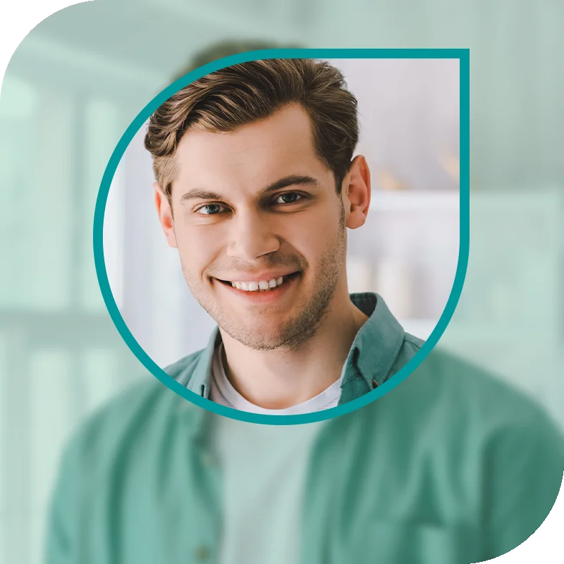 Lächelnde Frau hält einen Laptop fest