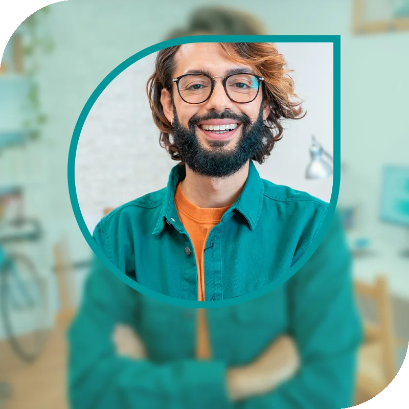 Lächelnde Frau hält einen Laptop fest