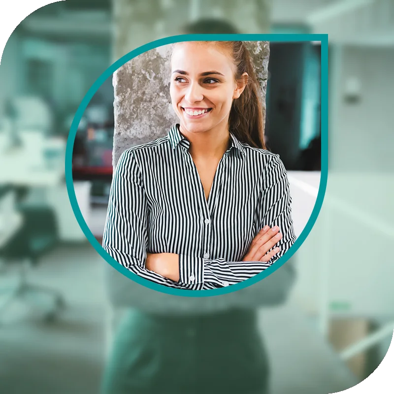 Lächelnde Frau hält einen Laptop fest