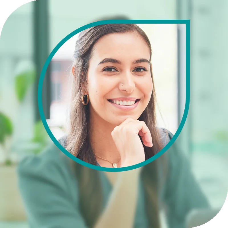 Lächelnde Frau hält einen Laptop fest