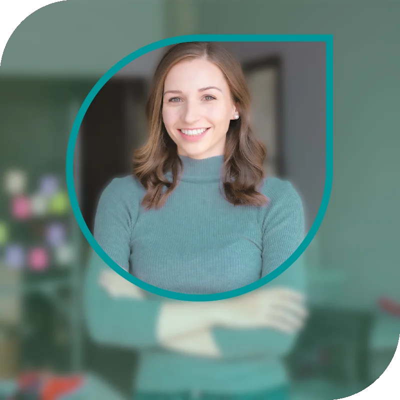 Lächelnde Frau hält einen Laptop fest