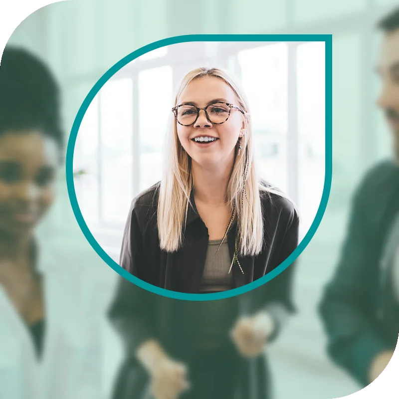 Lächelnde Frau hält einen Laptop fest