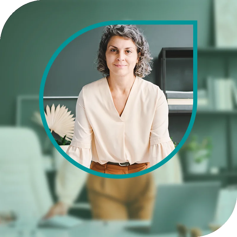 Lächelnde Frau hält einen Laptop fest