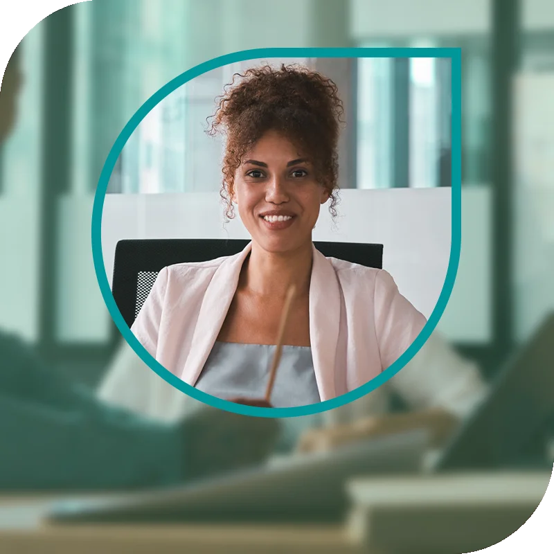 Lächelnde Frau hält einen Laptop fest