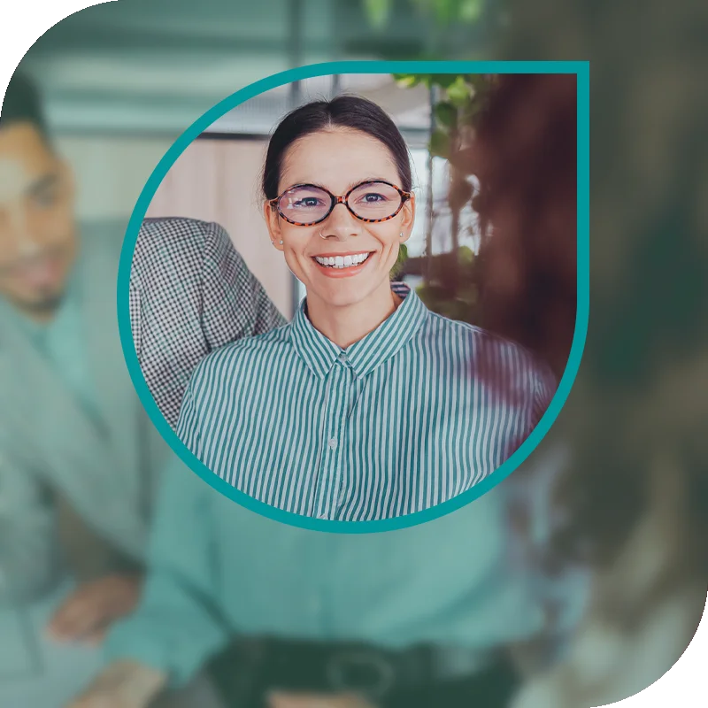 Lächelnde Frau hält einen Laptop fest