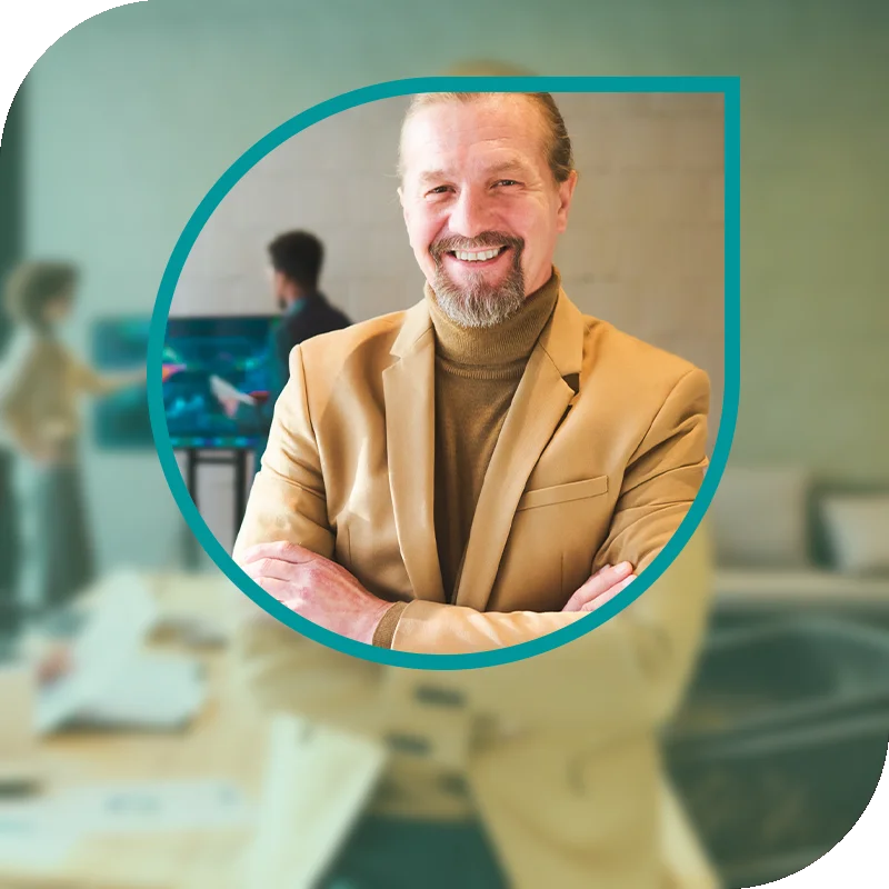 Lächelnde Frau hält einen Laptop fest