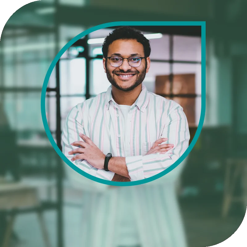 Lächelnde Frau hält einen Laptop fest