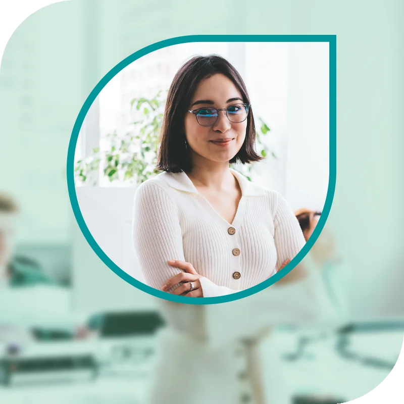 Lächelnde Frau hält einen Laptop fest