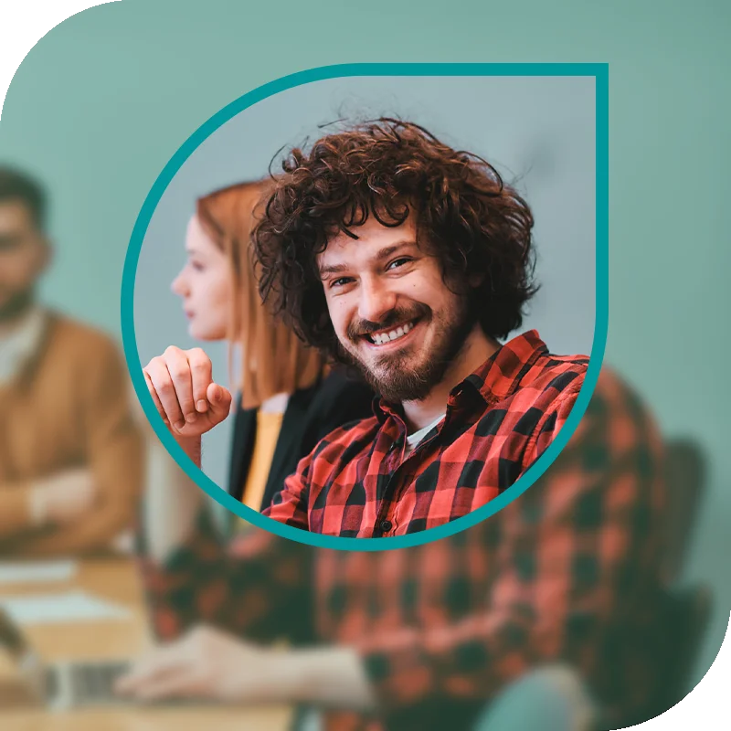 Lächelnde Frau hält einen Laptop fest